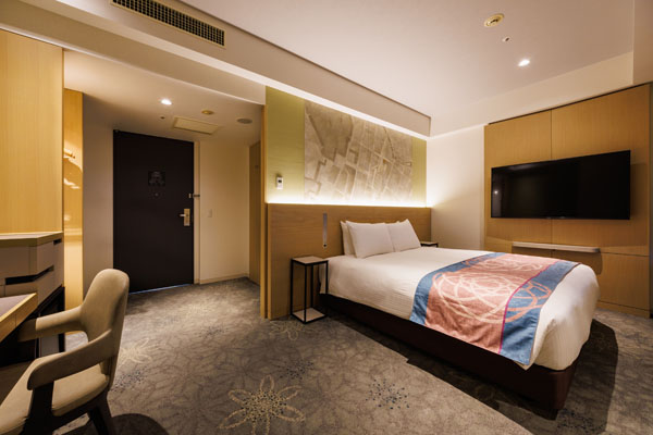 ［-UTSUROI-］KING DELUXE 28sqm room with bed, tabel and sofa including a view of outside at night
