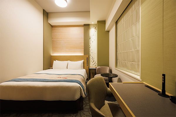 QUEEN NO VIEW 17sqm room with bed, desk and chairs including window