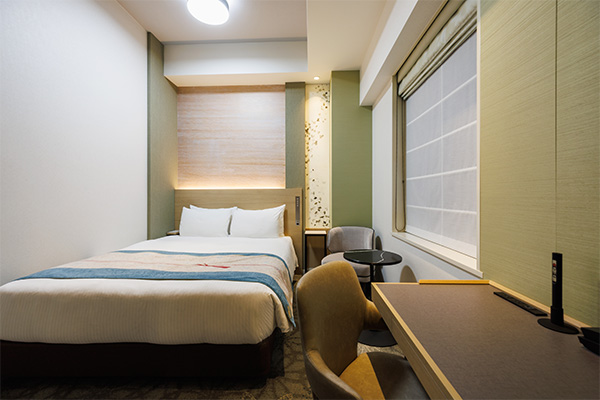 QUEEN NO VIEW 17sqm room with bed, desk and chairs including window