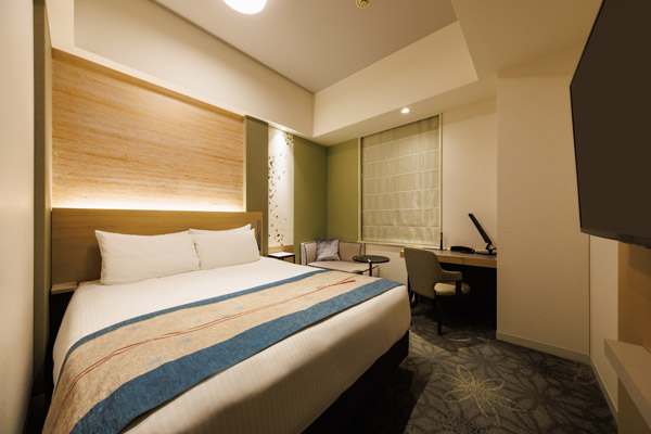 QUEEN DELUXE NO VIEW 20sqm room with bed, desk and chairs including window