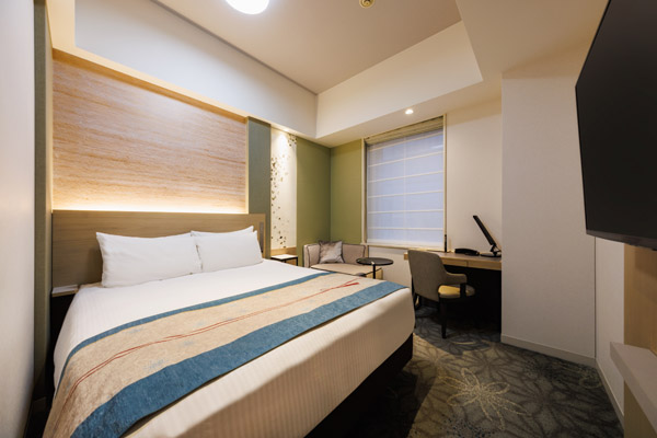 QUEEN DELUXE NO VIEW 20sqm room with bed, desk and chairs including window