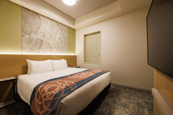QUEEN ATRIUM SIDE 23sqm room with bed, desk, chairs and hanged TV
