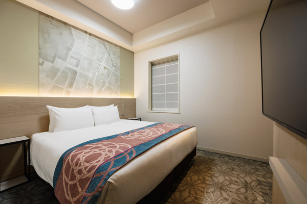 QUEEN ATRIUM SIDE 23sqm room with bed, desk, chairs and hanged TV