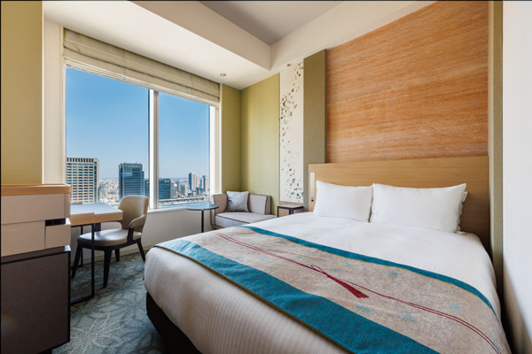 QUEEN 18sqm room with bed, desk and chairs including a view of outside at daytime