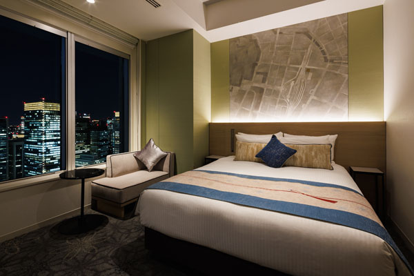 QUEEN TRAIN VIEW 20sqm room with bed, desk and chairs including a view of outside at night