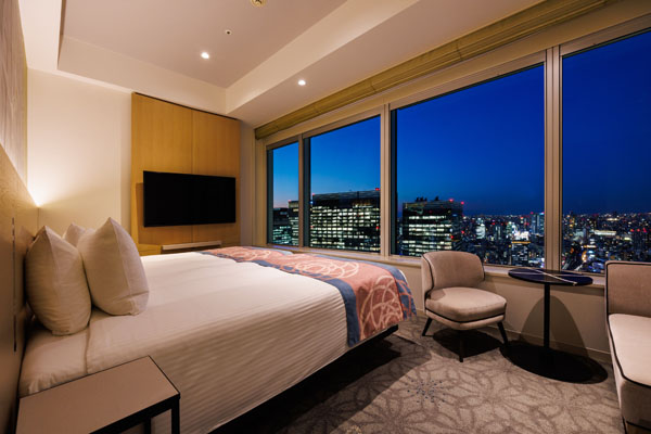 TRAIN VIEW TWIN 25sqm room with 2 beds, desk and chairs including a view of outside at night