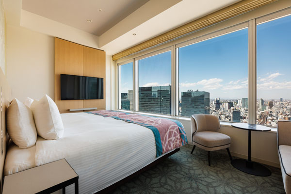 TRAIN VIEW TWIN 25sqm room with 2 beds, desk and chairs including a view of outside at daytime